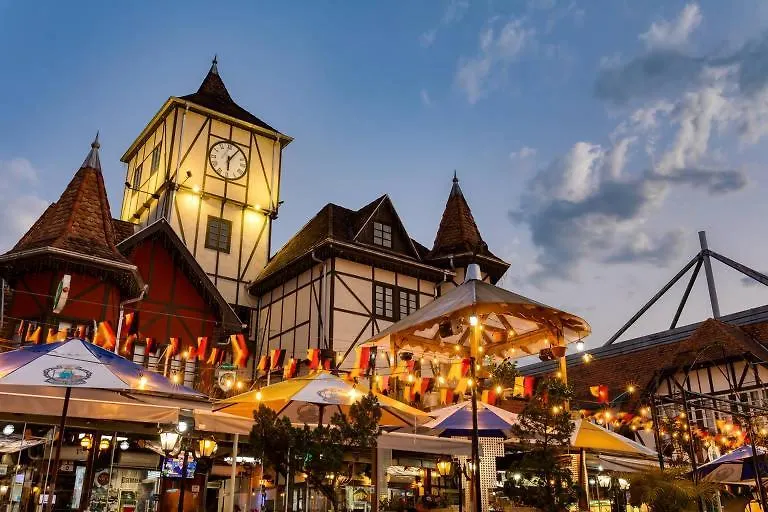 Quartos Oktoberfest بلوميناو